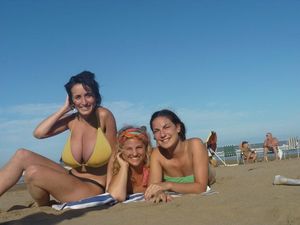 Sexy moments on the beach. ❤️