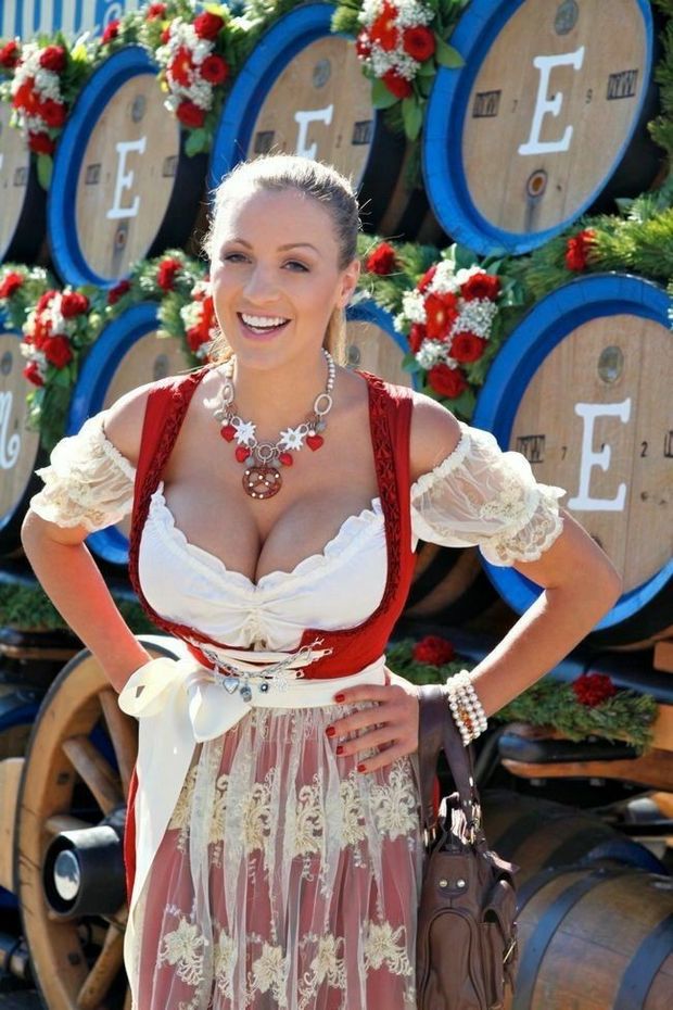 Cleavage dirndl