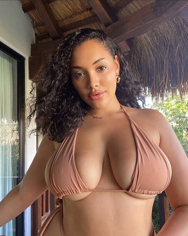 Stunning ebony queen with big boobs
