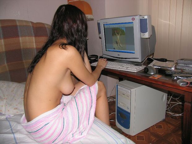 90s girlfriend looking at porn