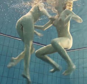 Due belle teenager lesbiche nuotano nude in piscina e fanno sesso amatoriale sott'acqua in un video porno - Blog Tettediferro, porno hub ita