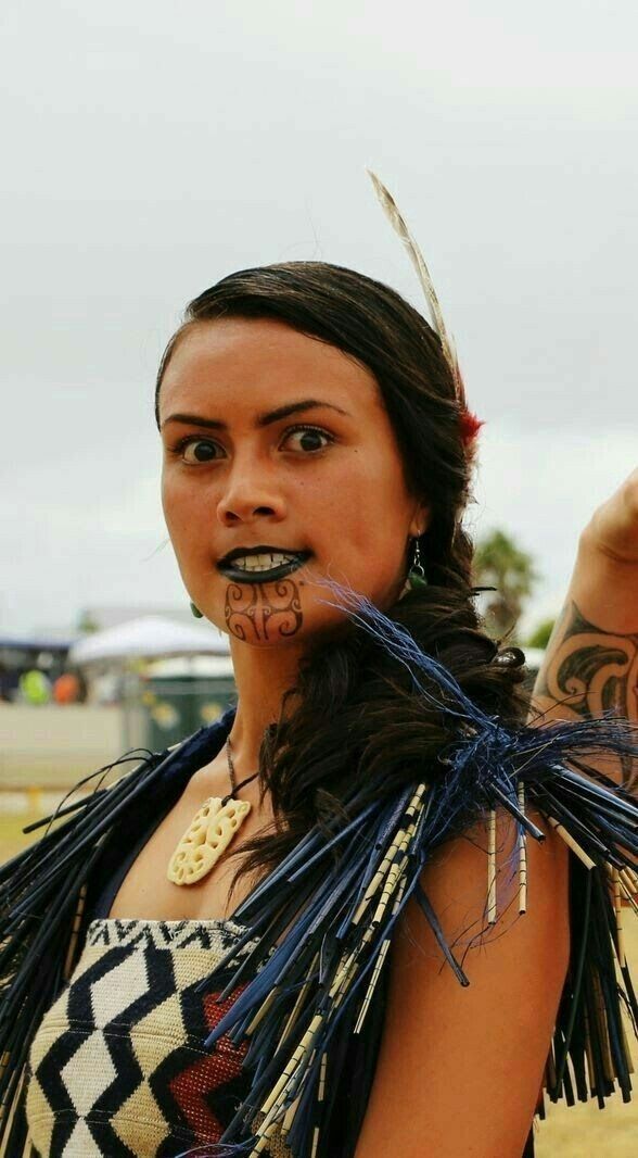 Women from New Zealand, with her local costume. ❤️