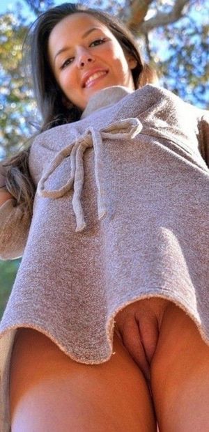 Upskirt viewing some pussy lips