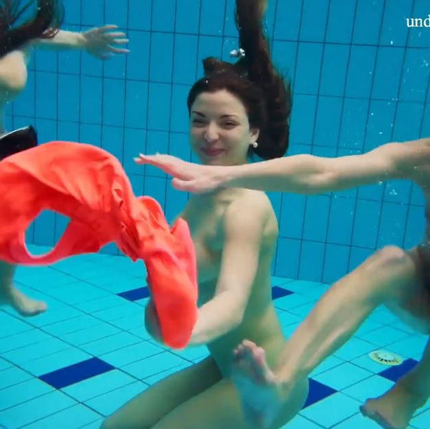 Tre belle teenager nude fanno il bagno nude nella piscina del  