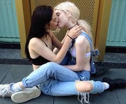 Due ragazze nude e lesbiche fanno una sex chat con live sex e sesso dal vivo in un video porno - Blog Tettediferro, porno hub italiano