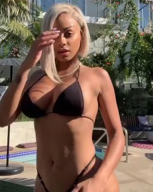 Sexy Ana Montana in bikini nera