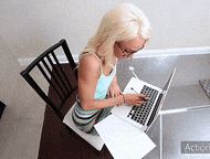 Consiguo qué mí estúpida hermanastra nerd me la CHUPE