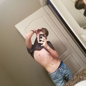 Fit teen posing in miror add my kik in board name