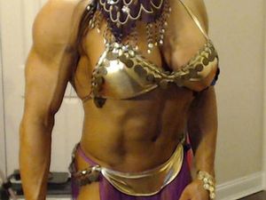 Donne palestrate nude, donne muscolose nude, milf muscolose, milf arrapate, milf nude, vibratori, sex toys, tettone, fighe vecchie