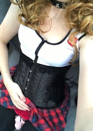 She is a good gurl in corset and chastity