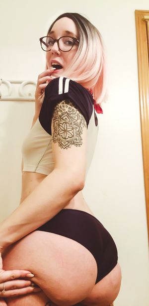 Petite, submissive tattooed Stoned Daisy's squishy ass selfie