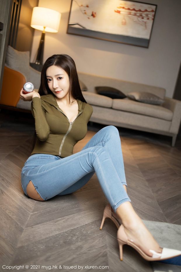 Yanni in jeans ready to burst open