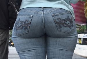 CANDID ASS IN TIGHT JEANS