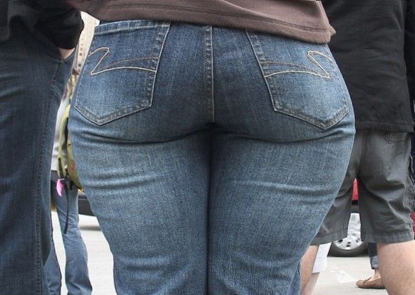 CANDID ASS IN TIGHT JEANS