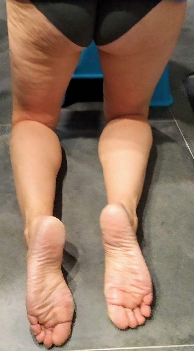 My wife's wrinkled soles ready to receive cum - Amor
