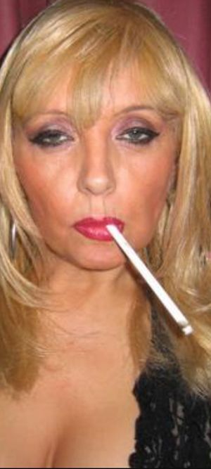 Busty Deelite smoking Misty 120s