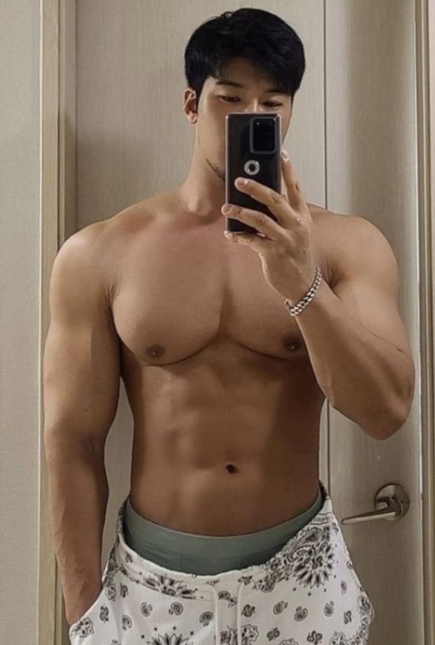 Worship daddy’s big chest!