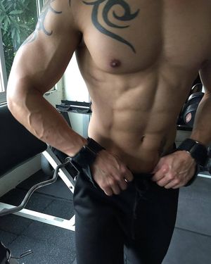 Thai stud shows off his sexy muscles!