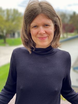 Sarah shows off her big pokies