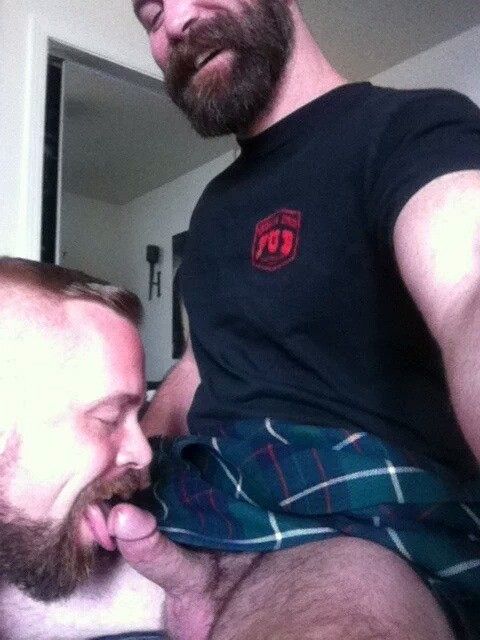Chupándosela a un tío con kilt