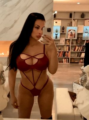 ALETTA OCEAN BLOWING A KISS AND SMILING