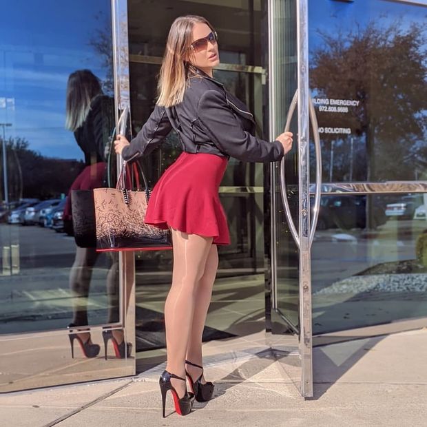 Hot babe in really short loose mini skirt and high heels