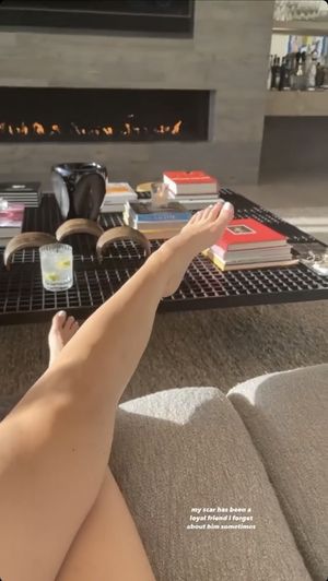 KyJen sure has beautiful legs & feet.