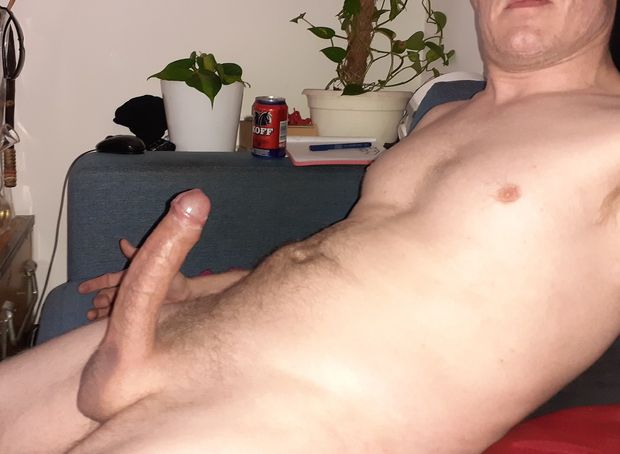 Who wants to ride me? 20cm, shaved and always hard for your pleasure ;)