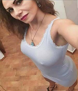 Sublime transsexuelle mature sur Reims 51100 dans la Marne ici pour montrer ses tétons pointés