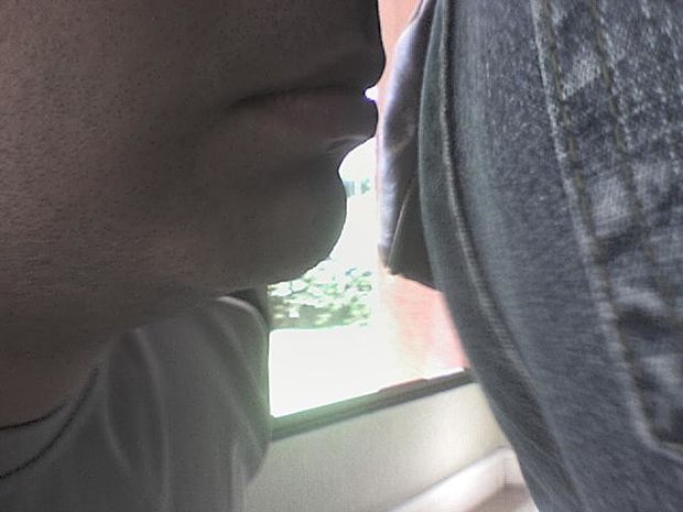 La manoseo su culo dos veces, el olor de su vagina huele un fuerte olor a pescado y su culo un suave olor a metano