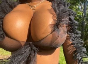 The sun hitting Msxielaa's Beautiful Cleavage