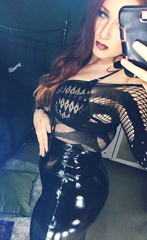 Maitresse transexuelle sur Besançon 25000 en latex moulant