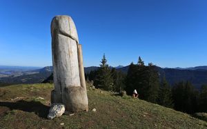 «Kulturdenkmal» Holzpenis auf dem Grünten steht wieder