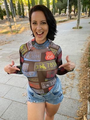 Bruna sexy senza reggiseno