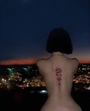 Curvy GF gazes at the stars