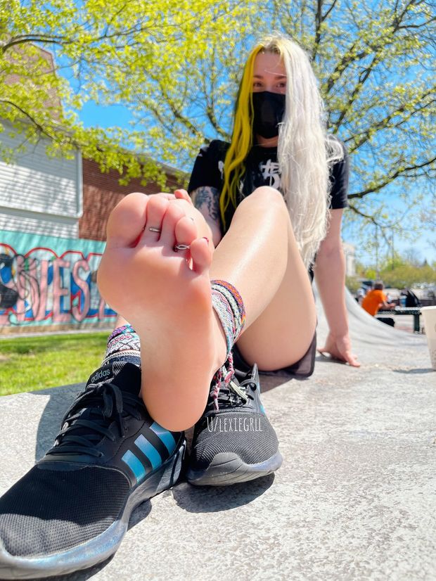Barefeet blonde on the ground