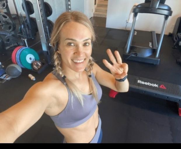 Carrie shows off