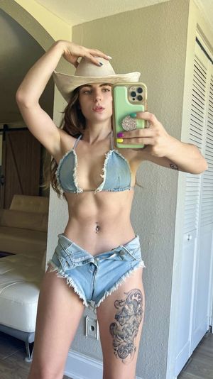 Cameltoe in jean shorts