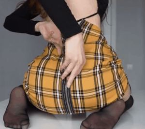 Sofia Simens unzipping