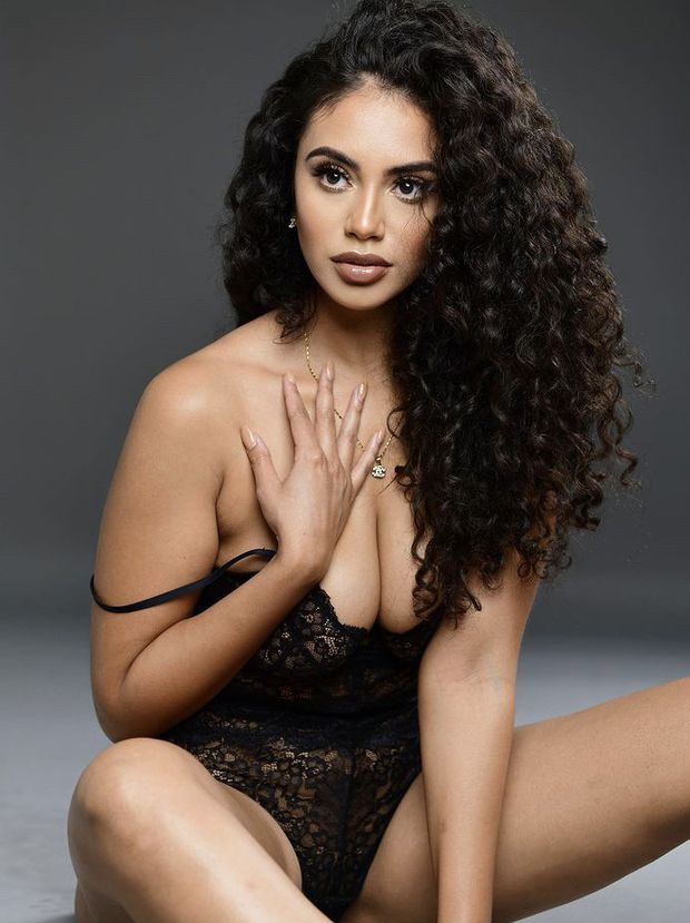 Gorgeous light skinned ebony queen