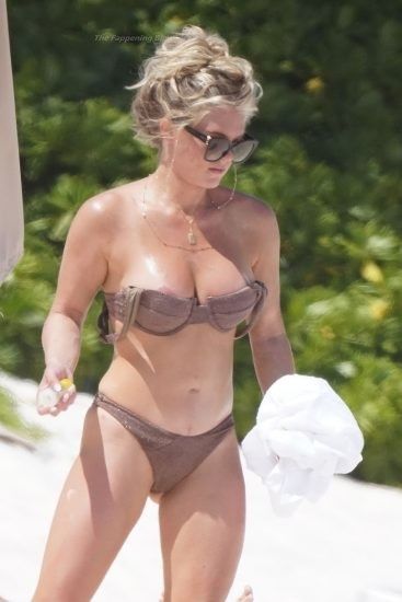 Madison LeCroy nude boobs in public
