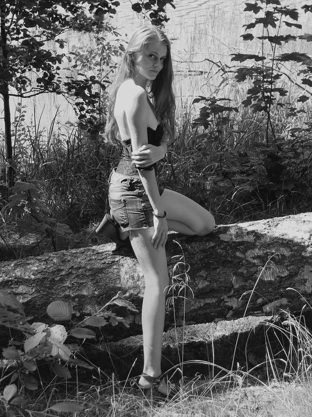 Cute natural babe posing outdoors in daisydukes