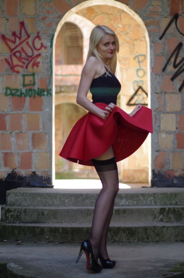 Babe exposing her outstanding legs