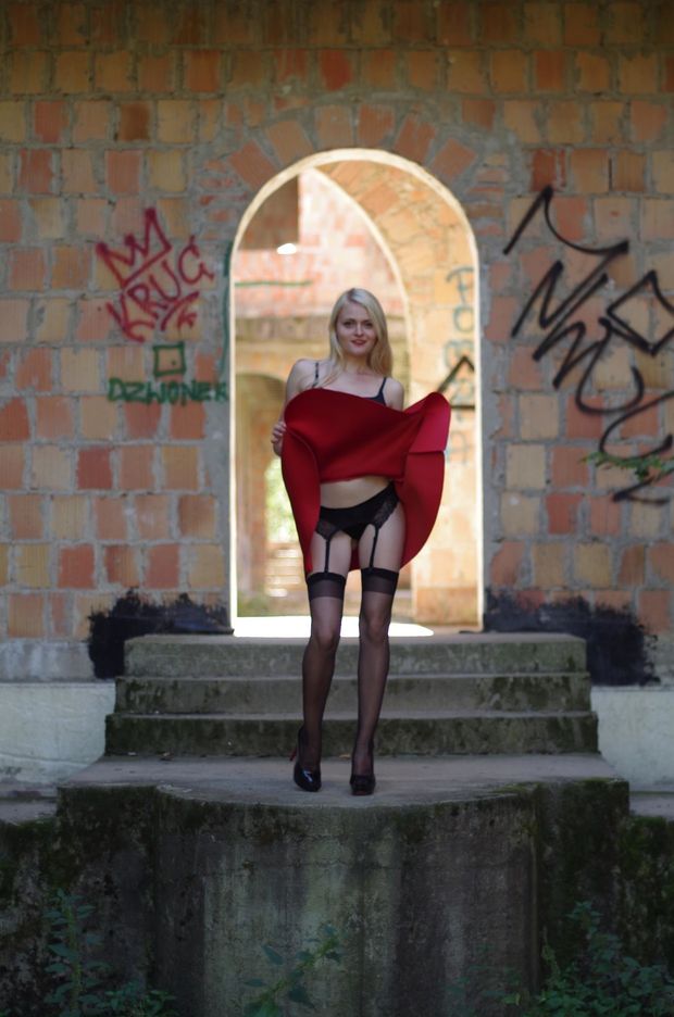 Really inviting blonde babe exposing her lovely legs