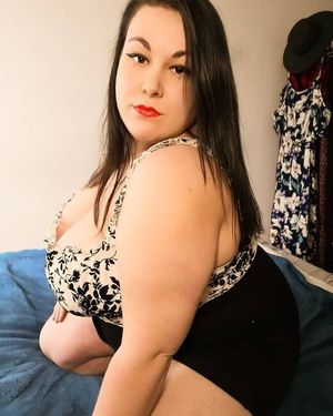 Sexy Curvy Babe .. ❤️
