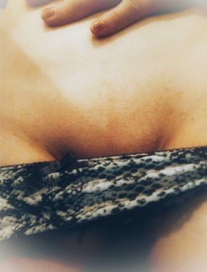 Freshly shaved pussy ready to play ...