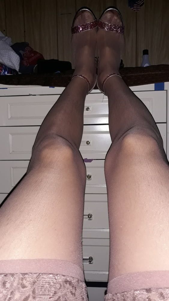 con tacones y medias