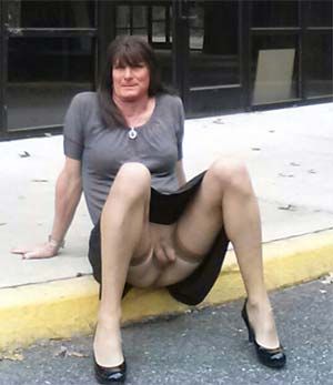 Vieille travestie un brin salope se montre la bite en pleine rue sur Villenave-d'Ornon 33140