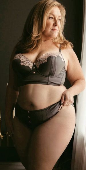 Hot mature lady in sexy lingerie