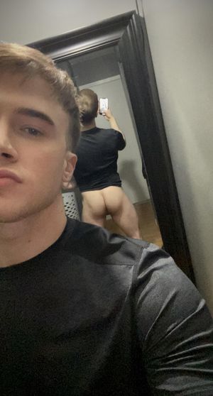 Ass in the mirror